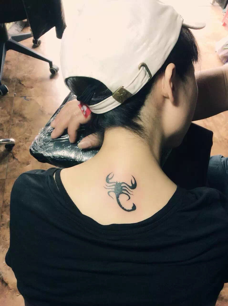 北京张小姐后颈上的充满个性的蝎子纹身图案_北京纹身