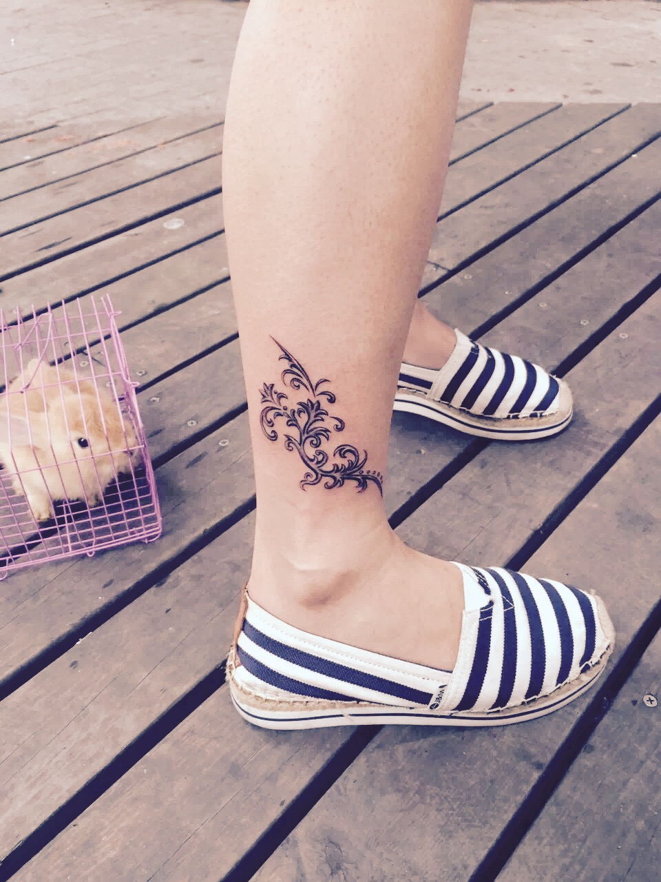 北京安小姐脚踝处的浪漫花纹纹身图案 北京纹彩刺青