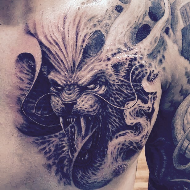 蒋先生胸前的霸气十足麒麟纹身图案