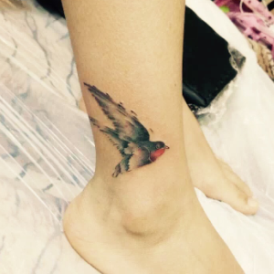 市场营销经理秦小姐脚踝处的飞翔雏鸟纹身图案