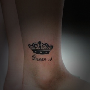 北京某奶茶店史小姐脚踝上的皇冠小清新纹身图案