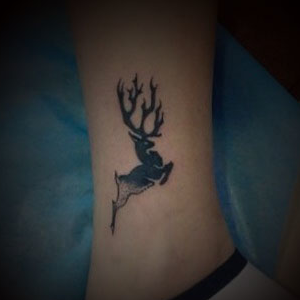 北京林小姐脚踝上的小鹿纹身图案