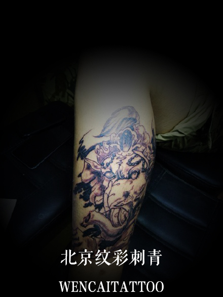 北京的龚先生小腿象神纹身图案