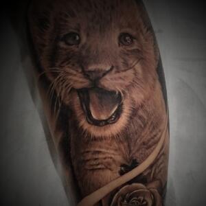 全小姐小腿可爱的小狮子图案纹身