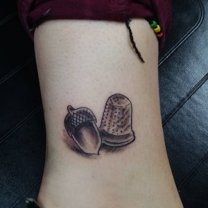 脚踝榛子纹身图案