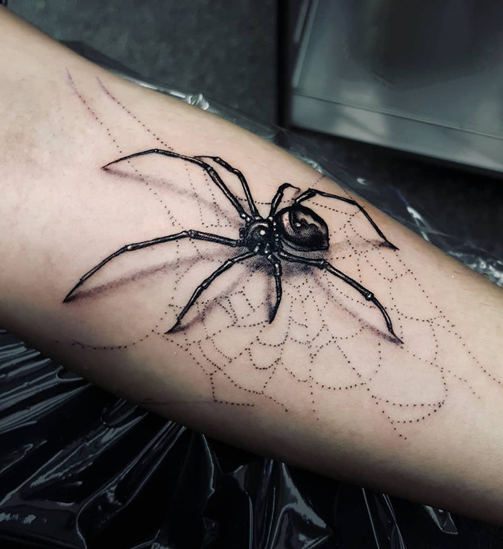 小臂写实蜘蛛纹身图案