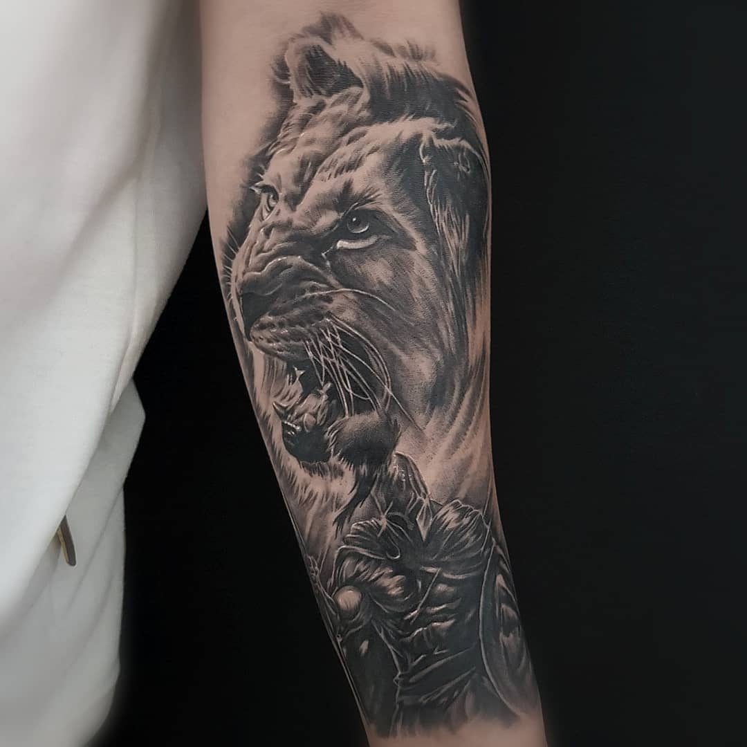 小臂写实狮子武士纹身图案