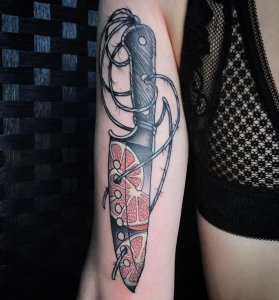 大臂彩色柚子匕首纹身图案
