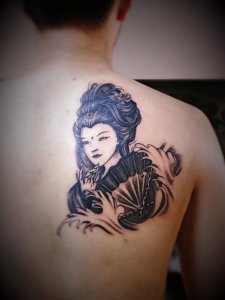 北京孙先生后背上的艺伎纹身图案