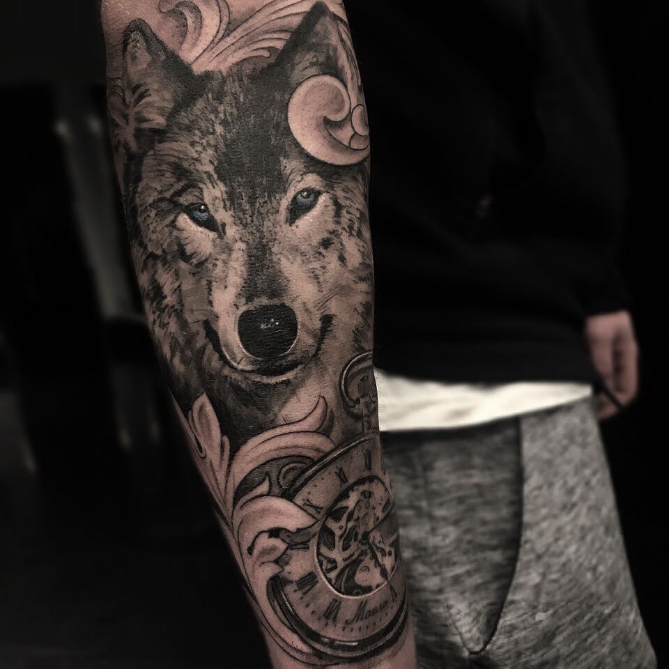 小臂黑灰写实钟表狼首纹身图案