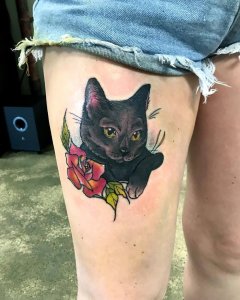 牛仔短裤妹子的大腿彩色玫瑰猫咪肖像纹身图案