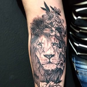 北京开服装店的王小姐小臂上的狮子纹身图案