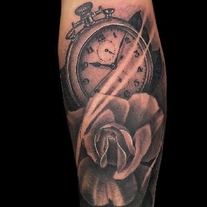 北京宋先生小臂上的欧美写实钟表玫瑰纹身图案