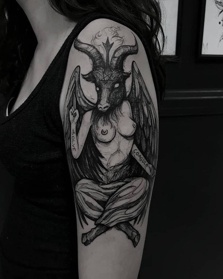女性恶魔羊头的纹身图案
